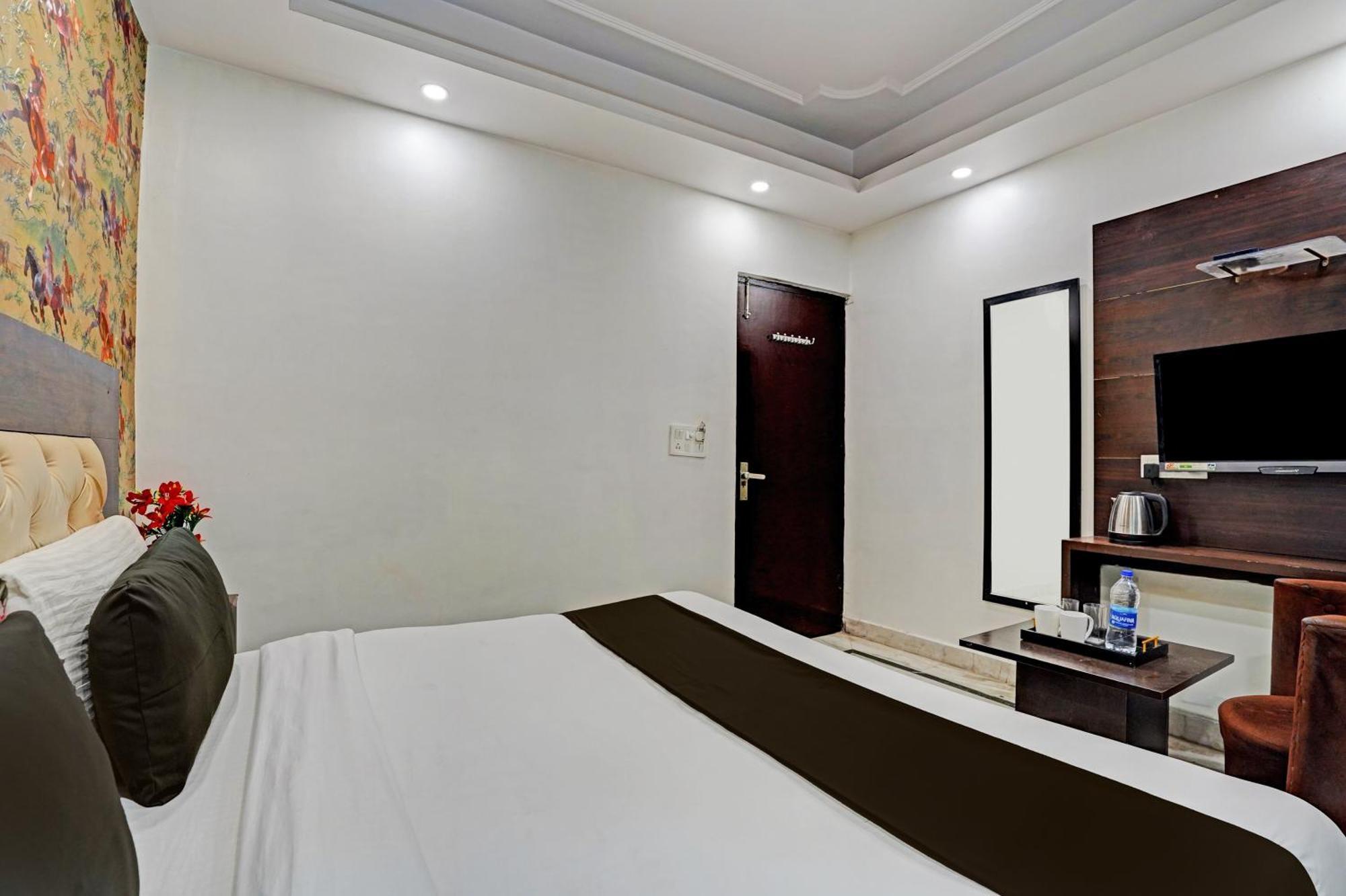 Collection O Noida Saffron Hotel Ngoại thất bức ảnh