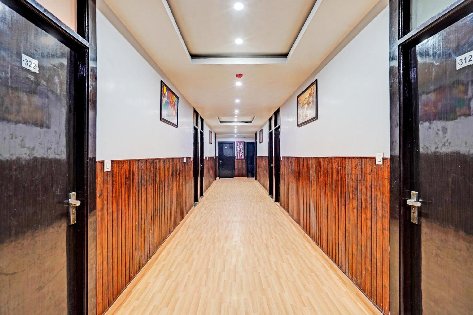 Collection O Noida Saffron Hotel Ngoại thất bức ảnh